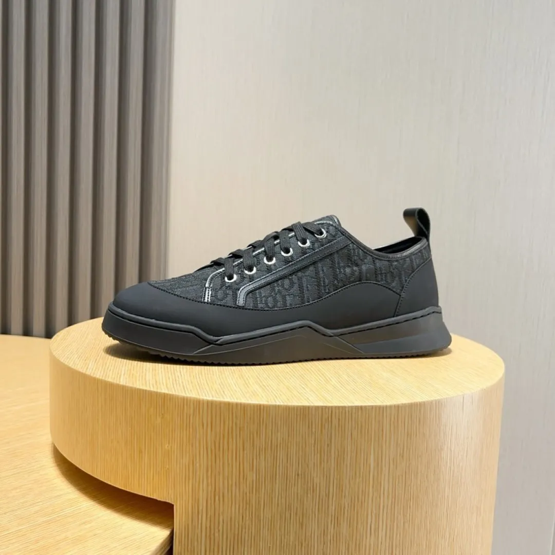 Men's shoes 💰P500💰[Dior] Dior casual sports shoes 🇺🇸Sold at the same time at the counter, top-notch Italian original purchase · The upper is made of brand totem cloth with original leather · Comes with first-layer sheepskin feet · (Totem cloth highlights high-end, nobility, and class) Exquisite workmanship (original lining) Sole: Original factory special outsole ⚠️Comfortable, wear-resistant, non-slip, real-life photo🎬The real thing is more beautiful🔍Number: 39-46【45 46 Customized items are non-returnable]